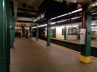 Man seriously injured in stabbing on Bronx subway platform, NYPD says