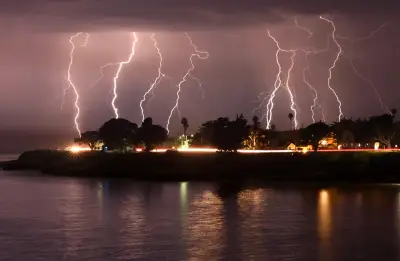 Amid a Bay Area sizzle, dry lightning concerns continue to loom