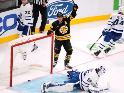 Pastrnak scores twice, hits 400-goal milestone as Bruins beat Maple Leafs