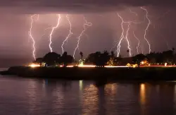 Amid a Bay Area sizzle, dry lightning concerns continue to loom